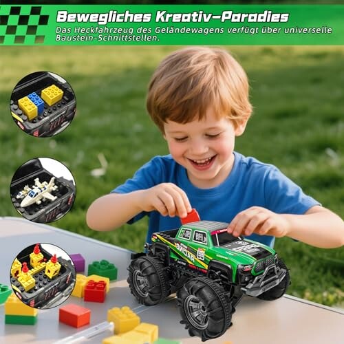 Junge spielt mit Spielzeug-Geländewagen und Bausteinen.