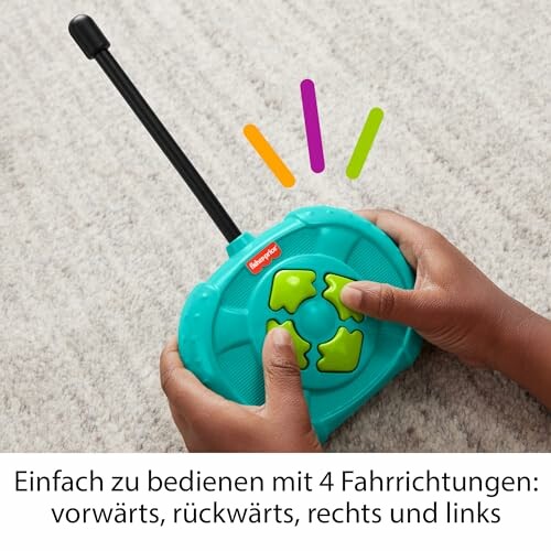 Kind hält eine Spielzeug-Fernbedienung mit Pfeiltasten.