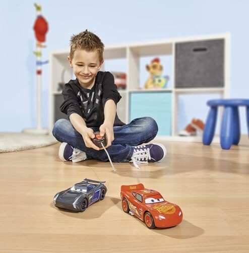 Kind spielt mit Spielzeugautos auf dem Boden.