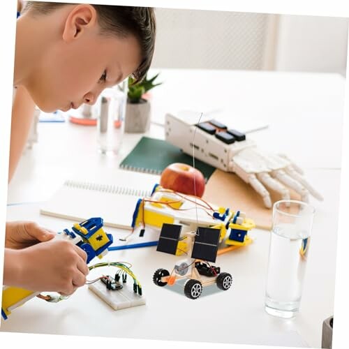 Kind arbeitet an einem Roboterprojekt.