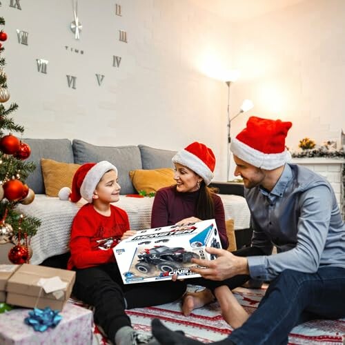 Familie öffnet Weihnachtsgeschenk im Wohnzimmer