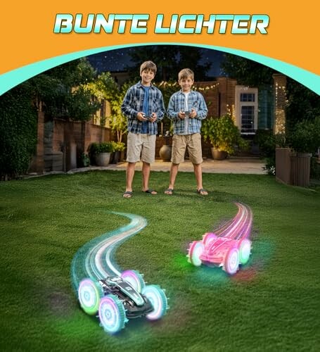 Kinder spielen mit ferngesteuerten Autos im Garten.