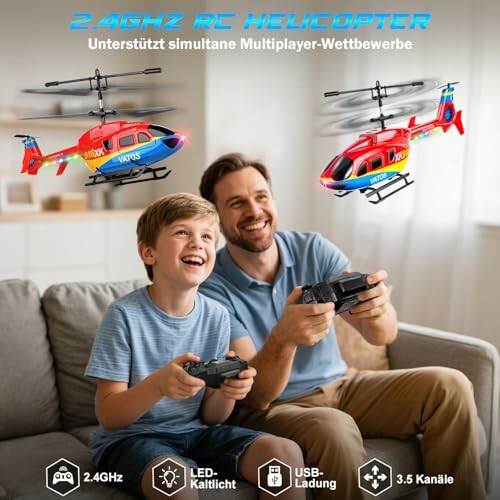 Vater und Sohn spielen mit RC-Hubschraubern im Wohnzimmer.