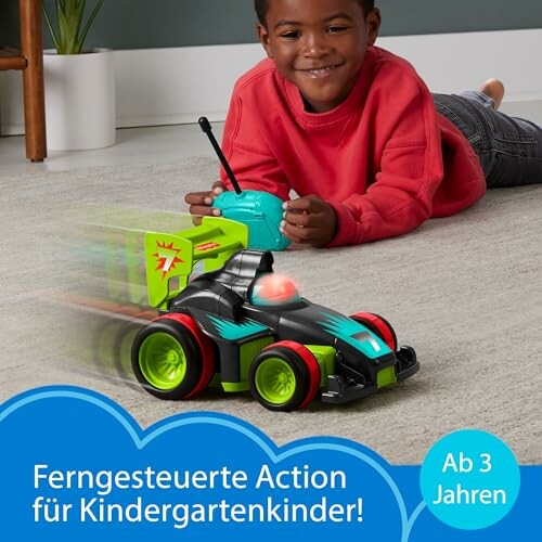 Kind spielt mit ferngesteuertem Auto