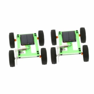 Zwei Solarauto-Bausätze mit Solarpanelen und Rädern