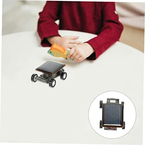 Kind spielt mit solarbetriebenem Spielzeugauto