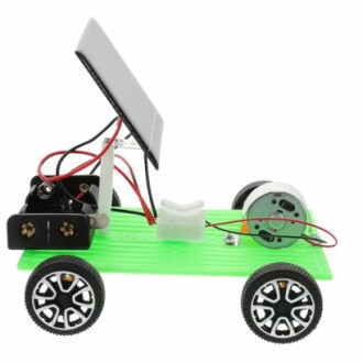 Solarbetriebenes Spielzeugauto mit vier Rädern.