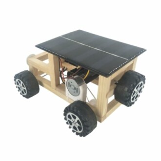 Solarbetriebenes Spielzeugauto mit Solarpanel und vier Rädern.