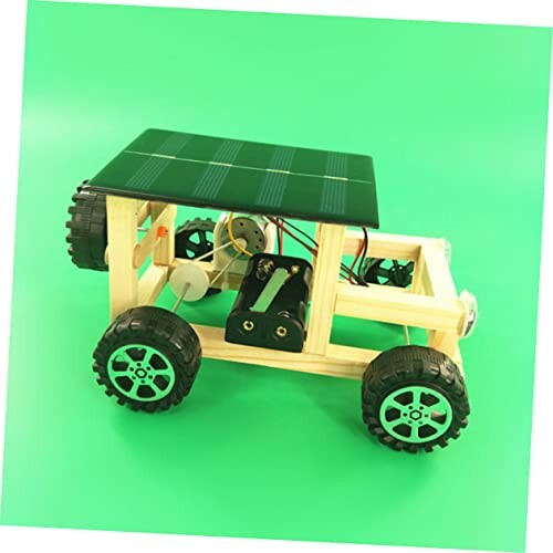 Spielzeugauto mit Solarpanel und grünen Rädern