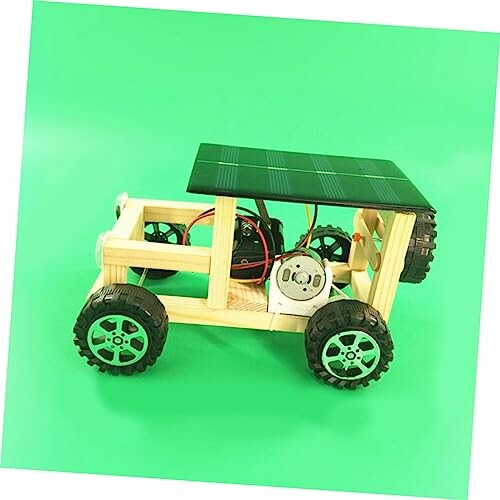 Solarbetriebenes Spielzeugauto auf grünem Hintergrund