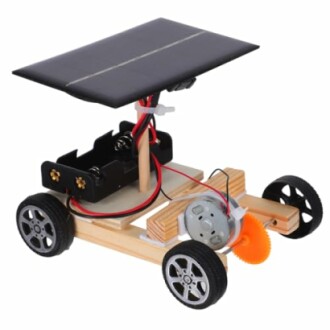 Ein solarbetriebenes Spielzeugauto mit Motor und Zahnrädern.