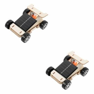 Zwei solarbetriebene Spielzeugautos auf weißem Hintergrund.