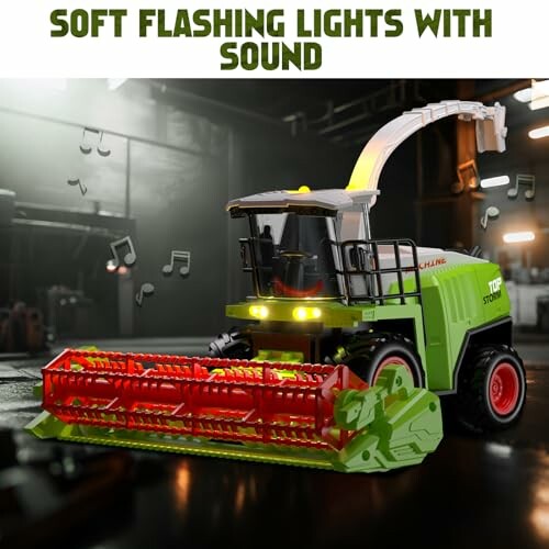 Spielzeug-Mähdrescher mit blinkenden Lichtern und Sound in einer dunklen Umgebung.